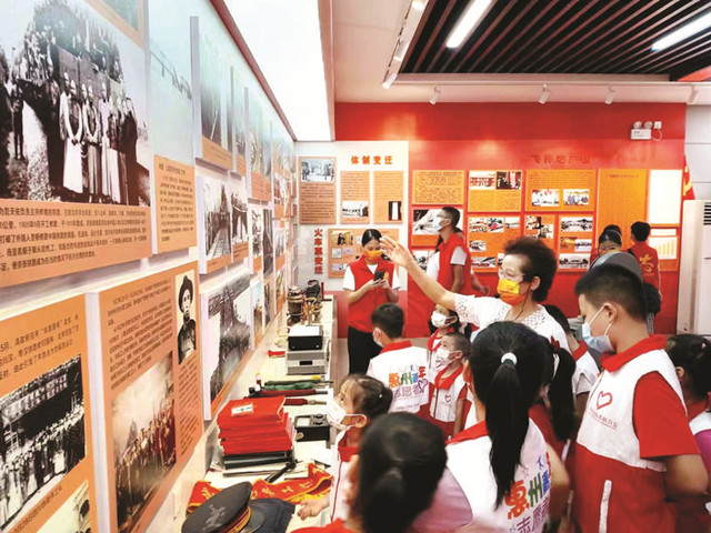 抗日战争胜利纪念日惠城区组织志愿者参观惠州铁路“三史展览馆”