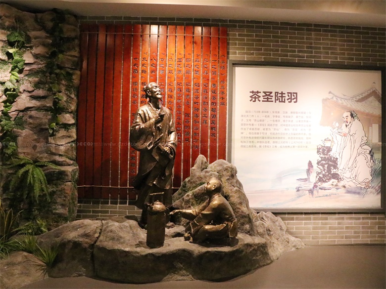 展馆设计雕塑创作中，如何考虑作品的比例和尺寸？