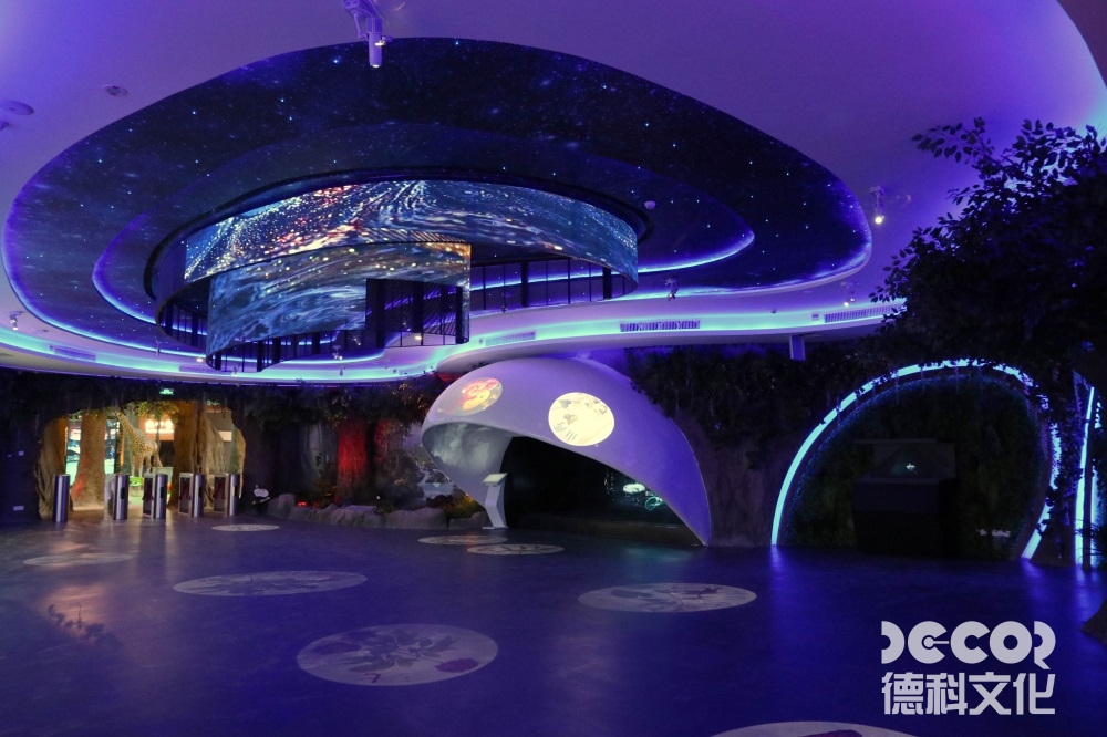 如何利用园艺展馆设计来展示植物的适应性和生态适应能力