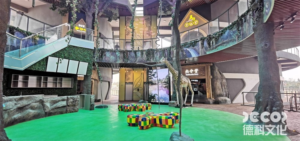 文化展馆设计中，如何利用展示方式和装置来展示不同文化的美学和审美特点？
