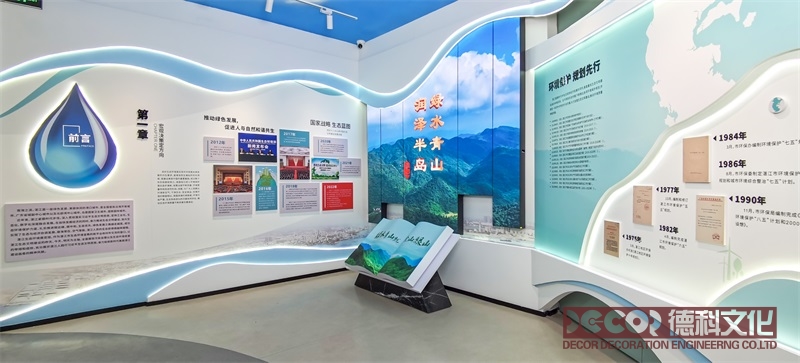 在中医药展览厅设计中如何处理观众的安全和紧急情况的应对？