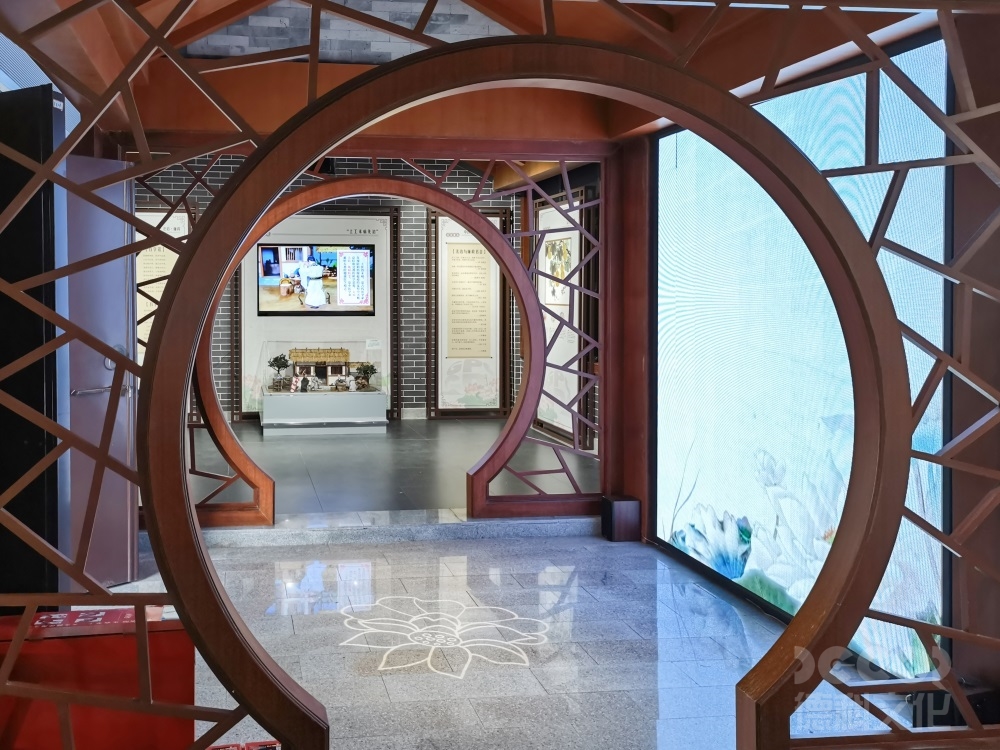 初心的门扉：党建展厅设计的入口视觉焦点的精神建构