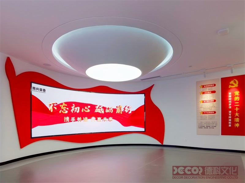 如何通过红色展厅设计的主题增强参观者的认同感？